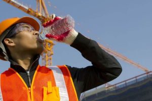 Menos calor no significa menos riesgo en la deshidratación: el desafío silencioso que afecta a miles de trabajadores en otoño